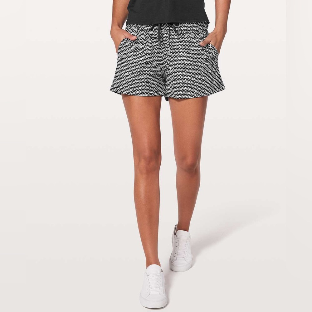 Lululemon On The Fly Short *2.5" Monochromic Black 4 - Picture 1 of 7